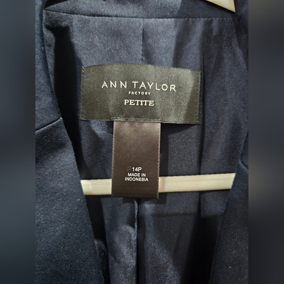 Ann Taylor  Notched Two Button Blazer . Size 14P EUC - Picture 5 of 5